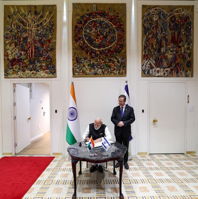 प्रधानमंत्री श्री नरेन्द्र मोदी 26 फरवरी, 2026 को इजरायल के यरुशलम में इजरायल के राष्ट्रपति श्री इसाक हर्जोग के साथ द्विपक्षीय बैठक से पहले आगंतुक पुस्तिका में हस्ताक्षर करते हुए।:Prime Minister