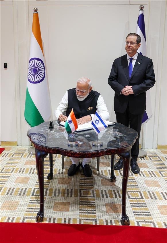 प्रधानमंत्री श्री नरेन्द्र मोदी 26 फरवरी, 2026 को इजरायल के यरुशलम में इजरायल के राष्ट्रपति श्री इसाक हर्जोग के साथ द्विपक्षीय बैठक से पहले आगंतुक पुस्तिका में हस्ताक्षर करते हुए।:Prime Minister