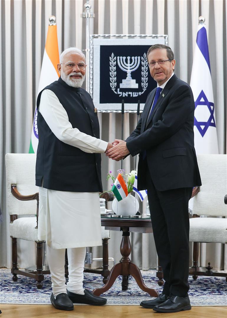 प्रधानमंत्री श्री नरेन्द्र मोदी 26 फरवरी, 2026 को इजरायल के यरुशलम में इजरायल के राष्ट्रपति श्री इसाक हर्जोग के साथ द्विपक्षीय बैठक करते हुए।