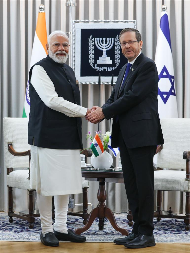 प्रधानमंत्री श्री नरेन्द्र मोदी 26 फरवरी, 2026 को इजरायल के यरुशलम में इजरायल के राष्ट्रपति श्री इसाक हर्जोग के साथ द्विपक्षीय बैठक करते हुए।