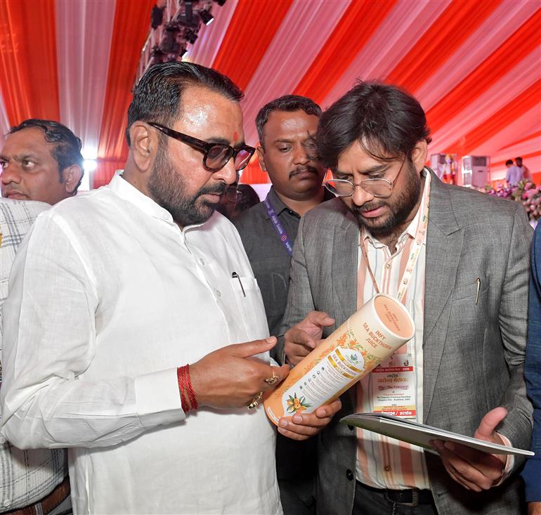 केंद्रीय आयुष राज्य मंत्री (स्वतंत्र प्रभार) और स्वास्थ्य एवं परिवार कल्याण राज्य मंत्री श्री प्रतापराव जाधव 26 फरवरी, 2026 को महाराष्ट्र के बुलढाणा के शेगांव में राष्ट्रीय आरोग्य मेला 2026 में शामिल हुए।