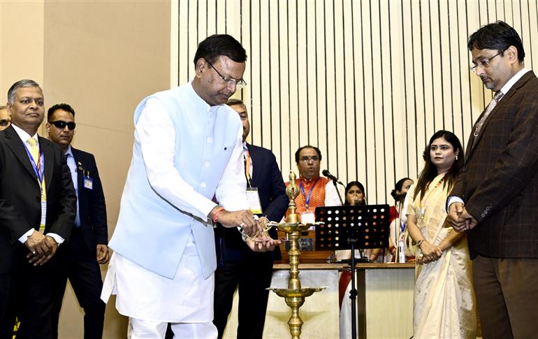 केंद्रीय वित्त राज्य मंत्री श्री पंकज चौधरी 26 फरवरी, 2026 को नई दिल्ली स्थित विज्ञान भवन में अंतर्राष्ट्रीय सीमा शुल्क दिवस, 2026 समारोह में दीप प्रज्ज्वलित करते हुए।