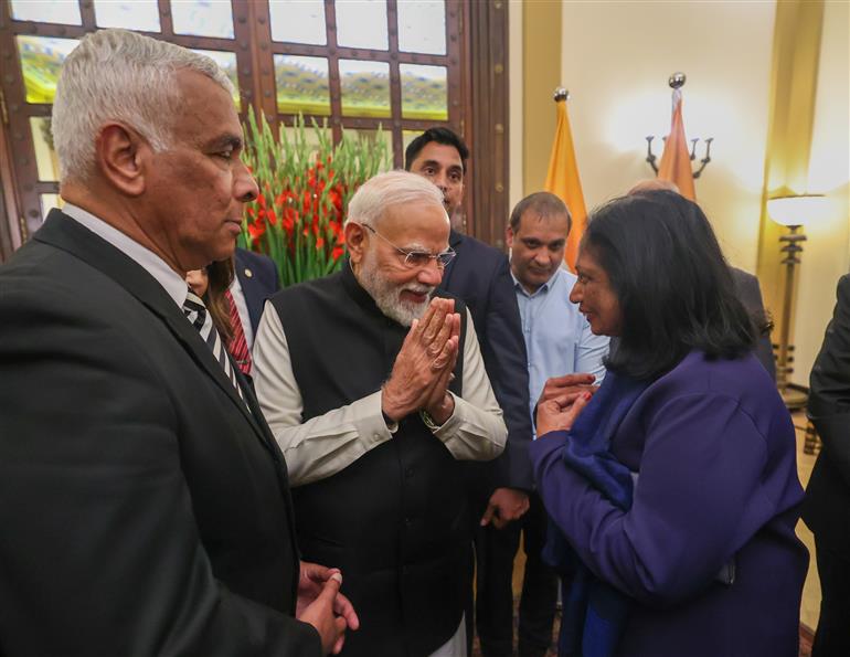 प्रधानमंत्री श्री नरेन्द्र मोदी 26 फरवरी, 2026 को इजरायल में भारतीय यहूदी समुदाय के प्रमुख सदस्यों के साथ बातचीत करते हुए।
:Prime Minister