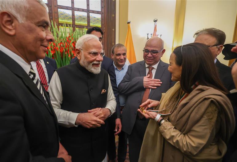 प्रधानमंत्री श्री नरेन्द्र मोदी 26 फरवरी, 2026 को इजरायल में भारतीय यहूदी समुदाय के प्रमुख सदस्यों के साथ बातचीत करते हुए।