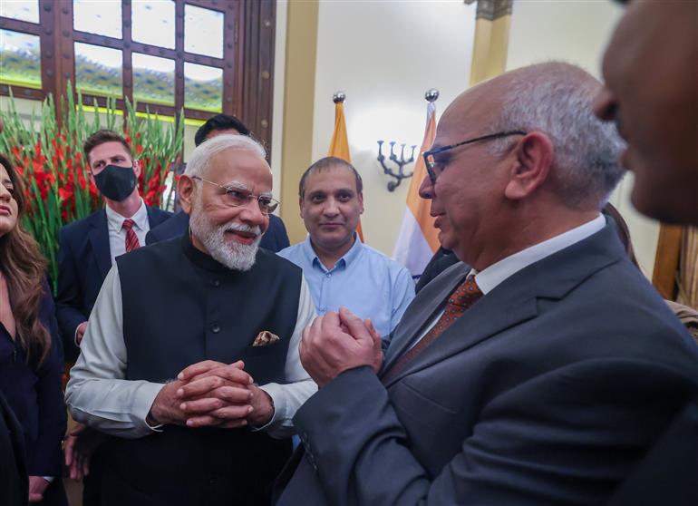 प्रधानमंत्री श्री नरेन्द्र मोदी 26 फरवरी, 2026 को इजरायल में भारतीय यहूदी समुदाय के प्रमुख सदस्यों के साथ बातचीत करते हुए।