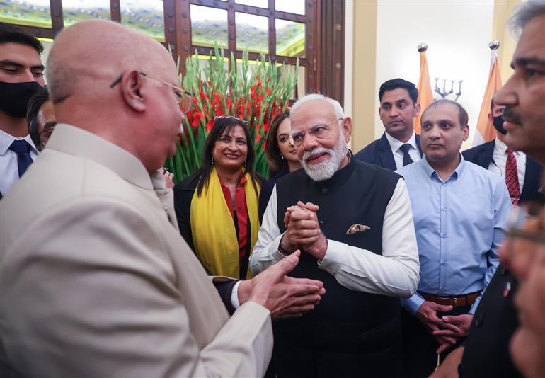 प्रधानमंत्री श्री नरेन्द्र मोदी 26 फरवरी, 2026 को इजरायल में भारतीय यहूदी समुदाय के प्रमुख सदस्यों के साथ बातचीत करते हुए।