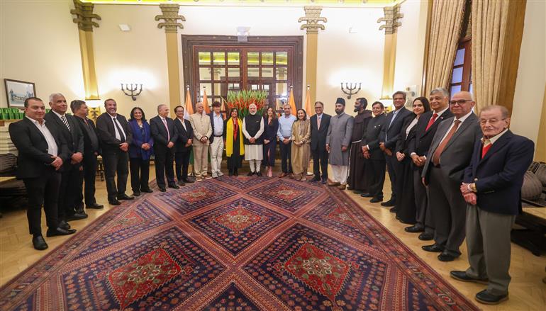 प्रधानमंत्री श्री नरेन्द्र मोदी 26 फरवरी, 2026 को इजरायल में भारतीय यहूदी समुदाय के प्रमुख सदस्यों के साथ बातचीत करते हुए।