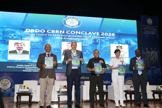 चीफ ऑफ डिफेंस स्टाफ जनरल अनिल चौहान 26 फरवरी, 2026 को नई दिल्ली में डीआरडीओ द्वारा आयोजित दो दिवसीय सीबीआरएन कॉन्क्लेव के उद्घाटन समारोह में शामिल हुए।
