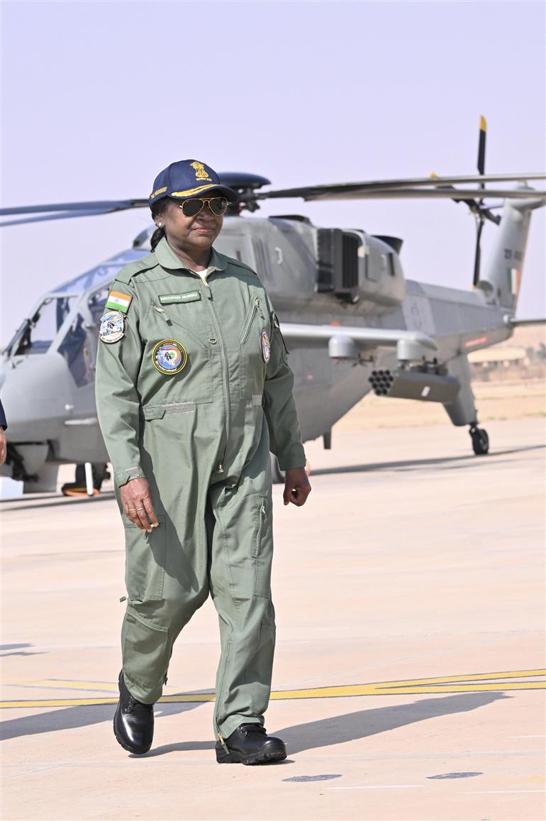 राष्ट्रपति श्रीमती द्रौपदी मुर्मु ने 27 फरवरी, 2026 को राजस्थान के जैसलमेर वायुसेना स्टेशन पर स्वदेशी हल्के लड़ाकू हेलीकॉप्टर प्रचंड में उड़ान भरी।