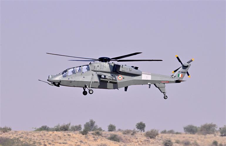 राष्ट्रपति श्रीमती द्रौपदी मुर्मु ने 27 फरवरी, 2026 को राजस्थान के जैसलमेर वायुसेना स्टेशन पर स्वदेशी हल्के लड़ाकू हेलीकॉप्टर प्रचंड में उड़ान भरी।