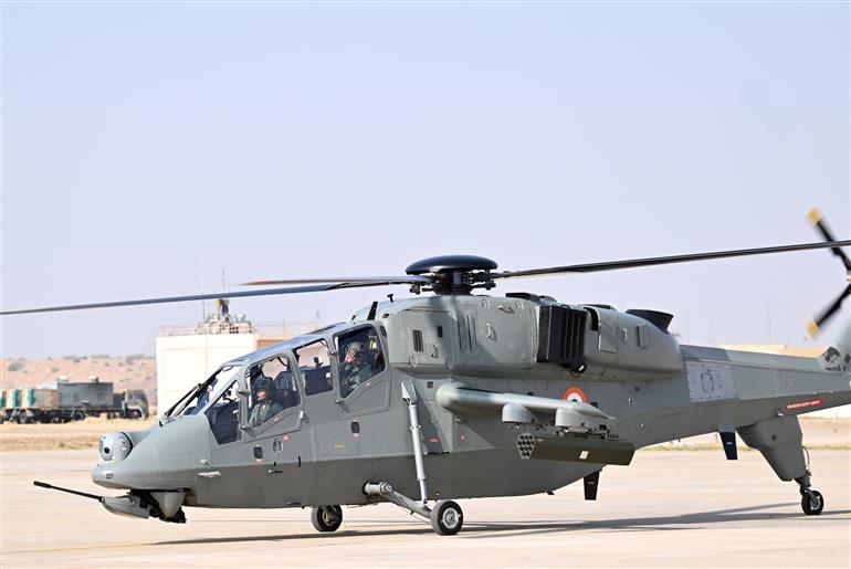 राष्ट्रपति श्रीमती द्रौपदी मुर्मु ने 27 फरवरी, 2026 को राजस्थान के जैसलमेर वायुसेना स्टेशन पर स्वदेशी हल्के लड़ाकू हेलीकॉप्टर प्रचंड में उड़ान भरी।