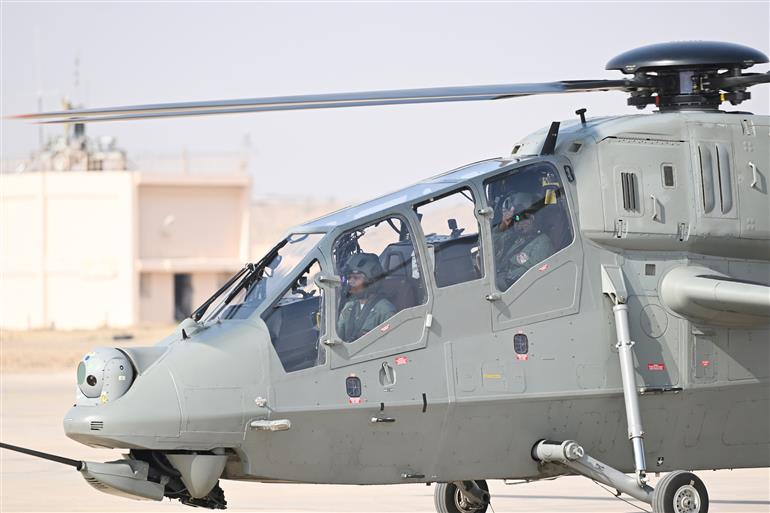 राष्ट्रपति श्रीमती द्रौपदी मुर्मु ने 27 फरवरी, 2026 को राजस्थान के जैसलमेर वायुसेना स्टेशन पर स्वदेशी हल्के लड़ाकू हेलीकॉप्टर प्रचंड में उड़ान भरी।