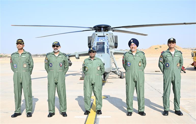 राष्ट्रपति श्रीमती द्रौपदी मुर्मु ने 27 फरवरी, 2026 को राजस्थान के जैसलमेर वायुसेना स्टेशन पर स्वदेशी हल्के लड़ाकू हेलीकॉप्टर प्रचंड में उड़ान भरी।