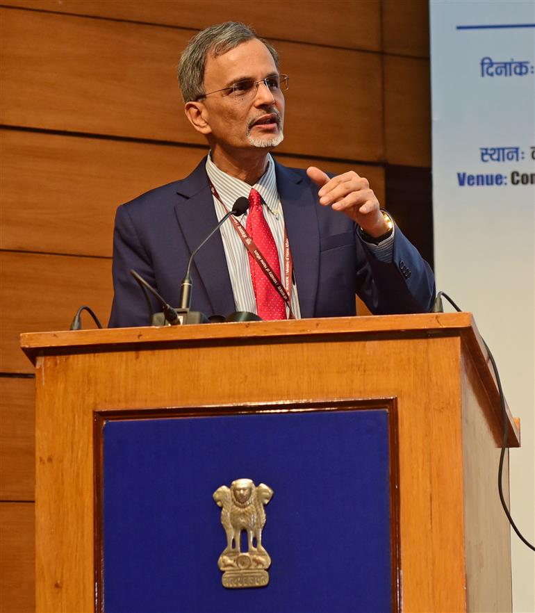 मुख्य आर्थिक सलाहकार डॉ. वी. अनंत नागेश्वरन 27 फरवरी, 2026 को नई दिल्ली में राष्ट्रीय मीडिया केंद्र में सकल घरेलू उत्पाद (जीडीपी) के आंकड़े - आधार वर्ष: 2022-23 जारी करने पर एक प्रेस कॉन्फ्रेंस को संबोधित करते हुए।