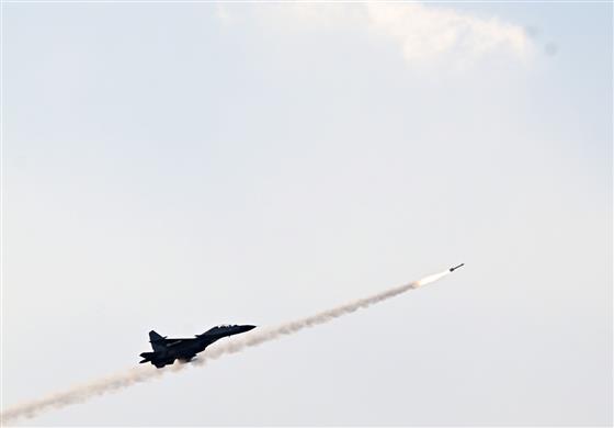 राष्ट्रपति श्रीमती द्रौपदी मुर्मु 27 फरवरी, 2026 को राजस्थान के जैसलमेर के पोखरण फायरिंग रेंज में 'वायु शक्ति-2026' अभ्यास का अवलोकन करती हुईं।