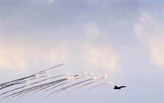 राष्ट्रपति श्रीमती द्रौपदी मुर्मु 27 फरवरी, 2026 को राजस्थान के जैसलमेर के पोखरण फायरिंग रेंज में 'वायु शक्ति-2026' अभ्यास का अवलोकन करती हुईं।