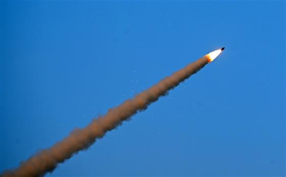 राष्ट्रपति श्रीमती द्रौपदी मुर्मु 27 फरवरी, 2026 को राजस्थान के जैसलमेर के पोखरण फायरिंग रेंज में 'वायु शक्ति-2026' अभ्यास का अवलोकन करती हुईं।