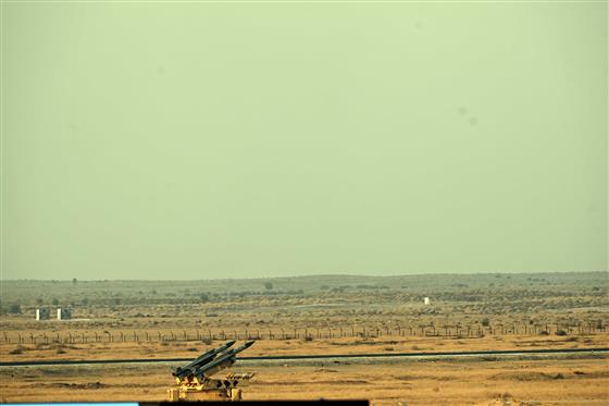 राष्ट्रपति श्रीमती द्रौपदी मुर्मु 27 फरवरी, 2026 को राजस्थान के जैसलमेर के पोखरण फायरिंग रेंज में 'वायु शक्ति-2026' अभ्यास का अवलोकन करती हुईं।