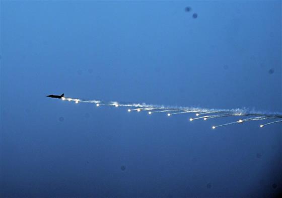 राष्ट्रपति श्रीमती द्रौपदी मुर्मु 27 फरवरी, 2026 को राजस्थान के जैसलमेर के पोखरण फायरिंग रेंज में 'वायु शक्ति-2026' अभ्यास का अवलोकन करती हुईं।