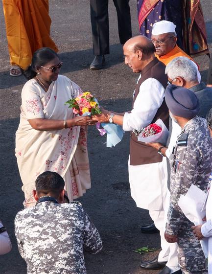 भारतीय वायु सेना ने 27 फरवरी, 2026 को राजस्थान के जैसलमेर में पोखरण फायरिंग रेंज में हवाई अभियानों के संपूर्ण क्रिया-कलापों में अपनी दुर्जेय युद्ध तत्परता, आपसी तालमेल और तकनीकी क्षमता का प्रदर्शन करने के लिए अभ्यास 'वायुशक्ति-26' का सफलतापूर्वक आयोजन किया। राष्ट्रपति श्रीमती द्रौपदी मुर्मु मुख्य अतिथि के रूप में अग्नि शक्ति प्रदर्शन में शामिल हुईं।