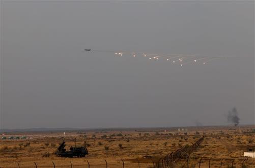 भारतीय वायु सेना ने 27 फरवरी, 2026 को राजस्थान के जैसलमेर में पोखरण फायरिंग रेंज में हवाई अभियानों के संपूर्ण क्रिया-कलापों में अपनी दुर्जेय युद्ध तत्परता, आपसी तालमेल और तकनीकी क्षमता का प्रदर्शन करने के लिए अभ्यास 'वायुशक्ति-26' का सफलतापूर्वक आयोजन किया। राष्ट्रपति श्रीमती द्रौपदी मुर्मु मुख्य अतिथि के रूप में अग्नि शक्ति प्रदर्शन में शामिल हुईं।