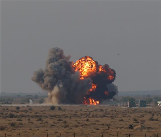 भारतीय वायु सेना ने 27 फरवरी, 2026 को राजस्थान के जैसलमेर में पोखरण फायरिंग रेंज में हवाई अभियानों के संपूर्ण क्रिया-कलापों में अपनी दुर्जेय युद्ध तत्परता, आपसी तालमेल और तकनीकी क्षमता का प्रदर्शन करने के लिए अभ्यास 'वायुशक्ति-26' का सफलतापूर्वक आयोजन किया। राष्ट्रपति श्रीमती द्रौपदी मुर्मु मुख्य अतिथि के रूप में अग्नि शक्ति प्रदर्शन में शामिल हुईं।