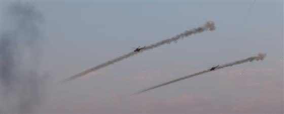 भारतीय वायु सेना ने 27 फरवरी, 2026 को राजस्थान के जैसलमेर में पोखरण फायरिंग रेंज में हवाई अभियानों के संपूर्ण क्रिया-कलापों में अपनी दुर्जेय युद्ध तत्परता, आपसी तालमेल और तकनीकी क्षमता का प्रदर्शन करने के लिए अभ्यास 'वायुशक्ति-26' का सफलतापूर्वक आयोजन किया। राष्ट्रपति श्रीमती द्रौपदी मुर्मु मुख्य अतिथि के रूप में अग्नि शक्ति प्रदर्शन में शामिल हुईं।