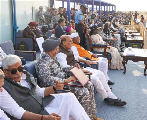 भारतीय वायु सेना ने 27 फरवरी, 2026 को राजस्थान के जैसलमेर में पोखरण फायरिंग रेंज में हवाई अभियानों के संपूर्ण क्रिया-कलापों में अपनी दुर्जेय युद्ध तत्परता, आपसी तालमेल और तकनीकी क्षमता का प्रदर्शन करने के लिए अभ्यास 'वायुशक्ति-26' का सफलतापूर्वक आयोजन किया। राष्ट्रपति श्रीमती द्रौपदी मुर्मु मुख्य अतिथि के रूप में अग्नि शक्ति प्रदर्शन में शामिल हुईं।