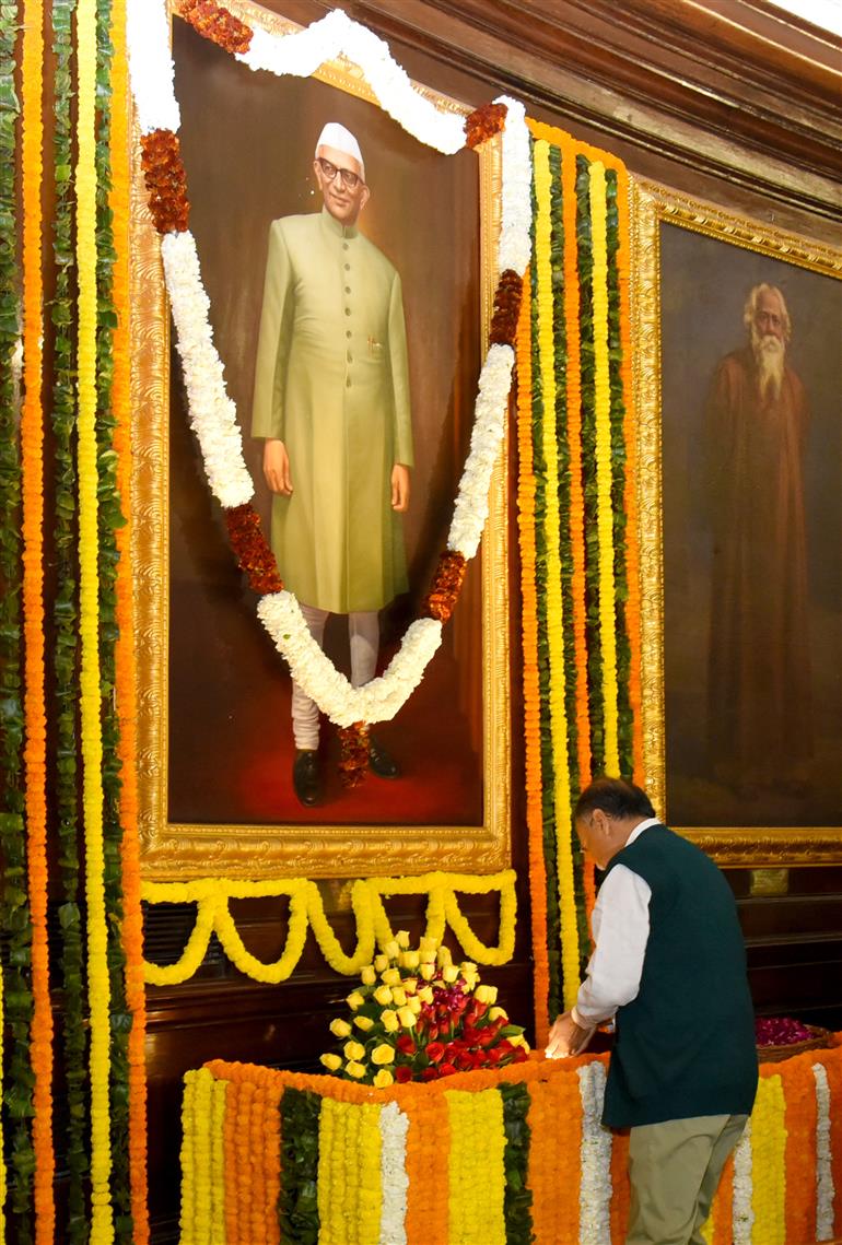 लोकसभा के महासचिव श्री उत्पल कुमार सिंह 28 फरवरी, 2026 को नई दिल्ली स्थित संसद भवन में संविधान सदन के सेंट्रल हॉल में पूर्व प्रधानमंत्री श्री मोरारजी देसाई को उनकी जयंती के अवसर पर पुष्पांजलि अर्पित करते हुए। 