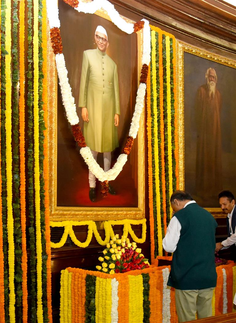 लोकसभा के महासचिव श्री उत्पल कुमार सिंह 28 फरवरी, 2026 को नई दिल्ली स्थित संसद भवन में संविधान सदन के सेंट्रल हॉल में पूर्व प्रधानमंत्री श्री मोरारजी देसाई को उनकी जयंती के अवसर पर पुष्पांजलि अर्पित करते हुए।