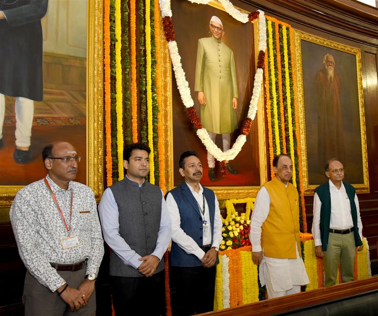 लोकसभा के महासचिव श्री उत्पल कुमार सिंह 28 फरवरी, 2026 को नई दिल्ली स्थित संसद भवन में संविधान सदन के सेंट्रल हॉल में पूर्व प्रधानमंत्री श्री मोरारजी देसाई को उनकी जयंती के अवसर पर पुष्पांजलि अर्पित करते हुए। 