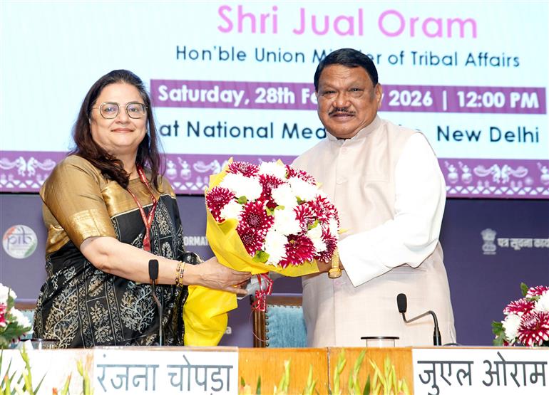 केंद्रीय जनजातीय कार्य मंत्री श्री जुएल ओराम 28 फरवरी, 2026 को नई दिल्ली के राष्ट्रीय मीडिया केंद्र में भारत की समृद्ध जनजातीय विरासत, कला और सांस्कृतिक जीवंतता को प्रदर्शित करने वाले तीन प्रमुख आगामी राष्ट्रीय कार्यक्रमों- ट्राइब्स आर्ट फेस्ट (पेंटिंग प्रदर्शनी), लिविंग रूट्स फेस्टिवल- साउंडस्केप्स ऑफ ट्राइबल इंडिया और भारत ट्राइब्स फेस्ट 2026 पर एक प्रेस वार्ता को संबोधित करते हुए।