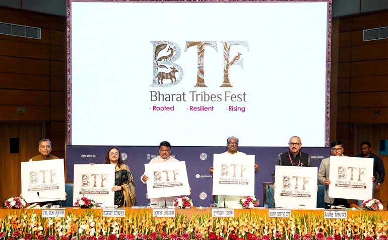 केंद्रीय जनजातीय कार्य मंत्री श्री जुएल ओराम 28 फरवरी, 2026 को नई दिल्ली के राष्ट्रीय मीडिया केंद्र में भारत की समृद्ध जनजातीय विरासत, कला और सांस्कृतिक जीवंतता को प्रदर्शित करने वाले तीन प्रमुख आगामी राष्ट्रीय कार्यक्रमों- ट्राइब्स आर्ट फेस्ट (पेंटिंग प्रदर्शनी), लिविंग रूट्स फेस्टिवल- साउंडस्केप्स ऑफ ट्राइबल इंडिया और भारत ट्राइब्स फेस्ट 2026 पर एक प्रेस वार्ता को संबोधित करते हुए।