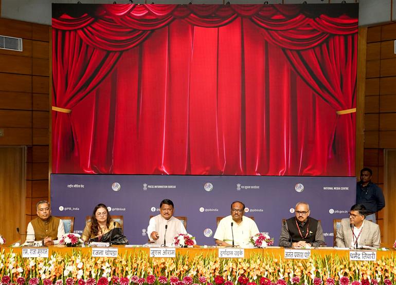 केंद्रीय जनजातीय कार्य मंत्री श्री जुएल ओराम 28 फरवरी, 2026 को नई दिल्ली के राष्ट्रीय मीडिया केंद्र में भारत की समृद्ध जनजातीय विरासत, कला और सांस्कृतिक जीवंतता को प्रदर्शित करने वाले तीन प्रमुख आगामी राष्ट्रीय कार्यक्रमों- ट्राइब्स आर्ट फेस्ट (पेंटिंग प्रदर्शनी), लिविंग रूट्स फेस्टिवल- साउंडस्केप्स ऑफ ट्राइबल इंडिया और भारत ट्राइब्स फेस्ट 2026 पर एक प्रेस वार्ता को संबोधित करते हुए।