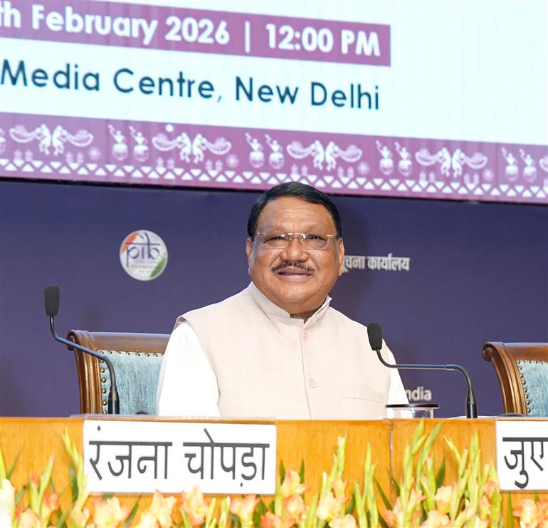 केंद्रीय जनजातीय कार्य मंत्री श्री जुएल ओराम 28 फरवरी, 2026 को नई दिल्ली के राष्ट्रीय मीडिया केंद्र में भारत की समृद्ध जनजातीय विरासत, कला और सांस्कृतिक जीवंतता को प्रदर्शित करने वाले तीन प्रमुख आगामी राष्ट्रीय कार्यक्रमों- ट्राइब्स आर्ट फेस्ट (पेंटिंग प्रदर्शनी), लिविंग रूट्स फेस्टिवल- साउंडस्केप्स ऑफ ट्राइबल इंडिया और भारत ट्राइब्स फेस्ट 2026 पर एक प्रेस वार्ता को संबोधित करते हुए।