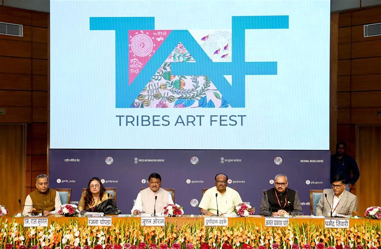 केंद्रीय जनजातीय कार्य मंत्री श्री जुएल ओराम 28 फरवरी, 2026 को नई दिल्ली के राष्ट्रीय मीडिया केंद्र में भारत की समृद्ध जनजातीय विरासत, कला और सांस्कृतिक जीवंतता को प्रदर्शित करने वाले तीन प्रमुख आगामी राष्ट्रीय कार्यक्रमों- ट्राइब्स आर्ट फेस्ट (पेंटिंग प्रदर्शनी), लिविंग रूट्स फेस्टिवल- साउंडस्केप्स ऑफ ट्राइबल इंडिया और भारत ट्राइब्स फेस्ट 2026 पर एक प्रेस वार्ता को संबोधित करते हुए।