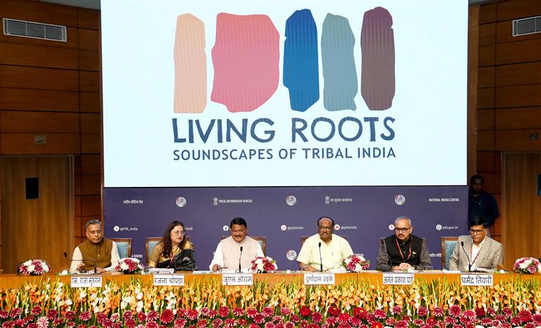 केंद्रीय जनजातीय कार्य मंत्री श्री जुएल ओराम 28 फरवरी, 2026 को नई दिल्ली के राष्ट्रीय मीडिया केंद्र में भारत की समृद्ध जनजातीय विरासत, कला और सांस्कृतिक जीवंतता को प्रदर्शित करने वाले तीन प्रमुख आगामी राष्ट्रीय कार्यक्रमों- ट्राइब्स आर्ट फेस्ट (पेंटिंग प्रदर्शनी), लिविंग रूट्स फेस्टिवल- साउंडस्केप्स ऑफ ट्राइबल इंडिया और भारत ट्राइब्स फेस्ट 2026 पर एक प्रेस वार्ता को संबोधित करते हुए।