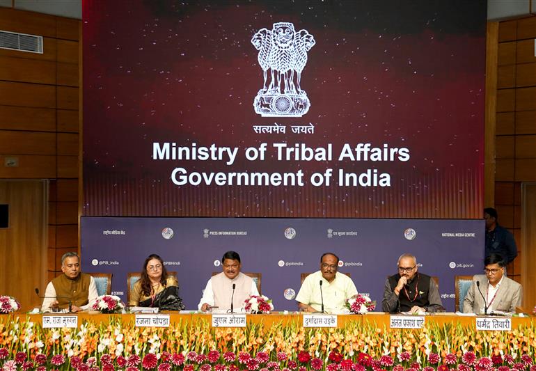 केंद्रीय जनजातीय कार्य मंत्री श्री जुएल ओराम 28 फरवरी, 2026 को नई दिल्ली के राष्ट्रीय मीडिया केंद्र में भारत की समृद्ध जनजातीय विरासत, कला और सांस्कृतिक जीवंतता को प्रदर्शित करने वाले तीन प्रमुख आगामी राष्ट्रीय कार्यक्रमों- ट्राइब्स आर्ट फेस्ट (पेंटिंग प्रदर्शनी), लिविंग रूट्स फेस्टिवल- साउंडस्केप्स ऑफ ट्राइबल इंडिया और भारत ट्राइब्स फेस्ट 2026 पर एक प्रेस वार्ता को संबोधित करते हुए।