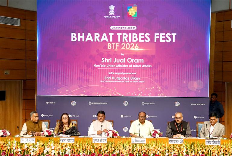 केंद्रीय जनजातीय कार्य मंत्री श्री जुएल ओराम 28 फरवरी, 2026 को नई दिल्ली के राष्ट्रीय मीडिया केंद्र में भारत की समृद्ध जनजातीय विरासत, कला और सांस्कृतिक जीवंतता को प्रदर्शित करने वाले तीन प्रमुख आगामी राष्ट्रीय कार्यक्रमों- ट्राइब्स आर्ट फेस्ट (पेंटिंग प्रदर्शनी), लिविंग रूट्स फेस्टिवल- साउंडस्केप्स ऑफ ट्राइबल इंडिया और भारत ट्राइब्स फेस्ट 2026 पर एक प्रेस वार्ता को संबोधित करते हुए।