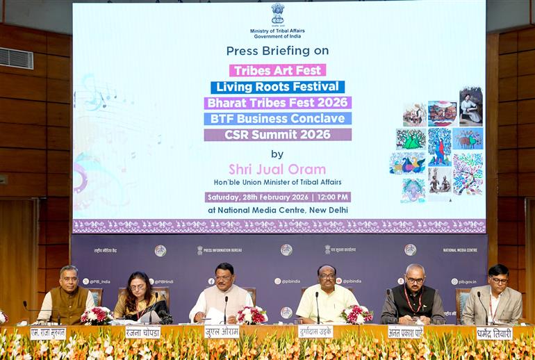 केंद्रीय जनजातीय कार्य मंत्री श्री जुएल ओराम 28 फरवरी, 2026 को नई दिल्ली के राष्ट्रीय मीडिया केंद्र में भारत की समृद्ध जनजातीय विरासत, कला और सांस्कृतिक जीवंतता को प्रदर्शित करने वाले तीन प्रमुख आगामी राष्ट्रीय कार्यक्रमों- ट्राइब्स आर्ट फेस्ट (पेंटिंग प्रदर्शनी), लिविंग रूट्स फेस्टिवल- साउंडस्केप्स ऑफ ट्राइबल इंडिया और भारत ट्राइब्स फेस्ट 2026 पर एक प्रेस वार्ता को संबोधित करते हुए।
