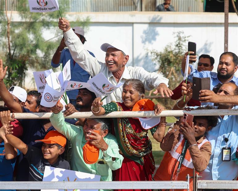प्रधानमंत्री श्री नरेन्द्र मोदी का 28 फरवरी, 2026 को गुजरात के साणंद पहुंचने पर लोगों ने उत्साह के साथ स्वागत किया।