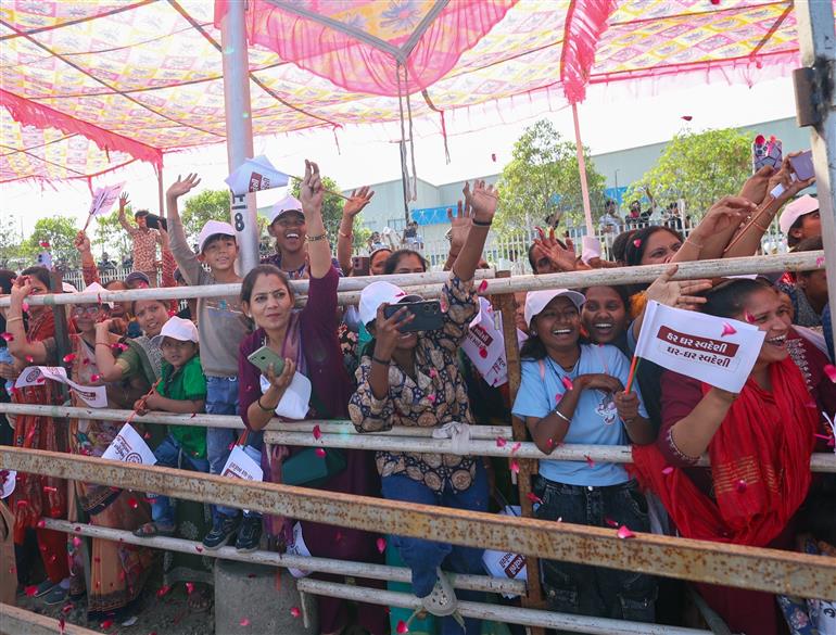 प्रधानमंत्री श्री नरेन्द्र मोदी का 28 फरवरी, 2026 को गुजरात के साणंद पहुंचने पर लोगों ने उत्साह के साथ स्वागत किया।