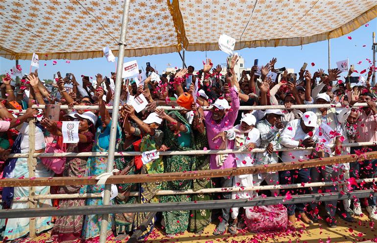 प्रधानमंत्री श्री नरेन्द्र मोदी का 28 फरवरी, 2026 को गुजरात के साणंद पहुंचने पर लोगों ने उत्साह के साथ स्वागत किया।