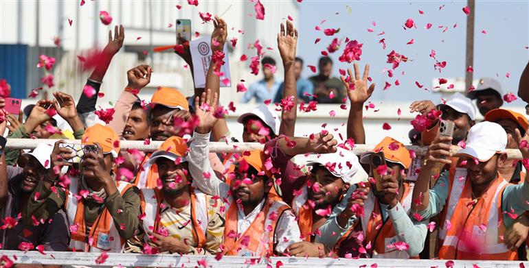 प्रधानमंत्री श्री नरेन्द्र मोदी का 28 फरवरी, 2026 को गुजरात के साणंद पहुंचने पर लोगों ने उत्साह के साथ स्वागत किया।