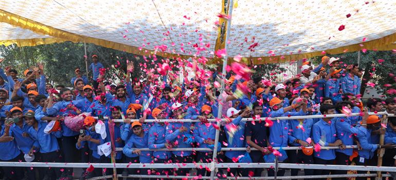 प्रधानमंत्री श्री नरेन्द्र मोदी का 28 फरवरी, 2026 को गुजरात के साणंद पहुंचने पर लोगों ने उत्साह के साथ स्वागत किया।