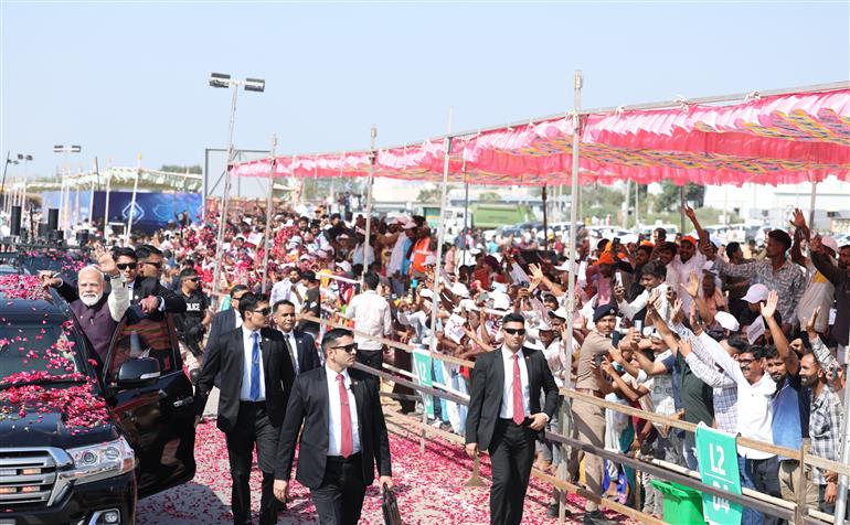 प्रधानमंत्री श्री नरेन्द्र मोदी का 28 फरवरी, 2026 को गुजरात के साणंद पहुंचने पर लोगों ने उत्साह के साथ स्वागत किया।