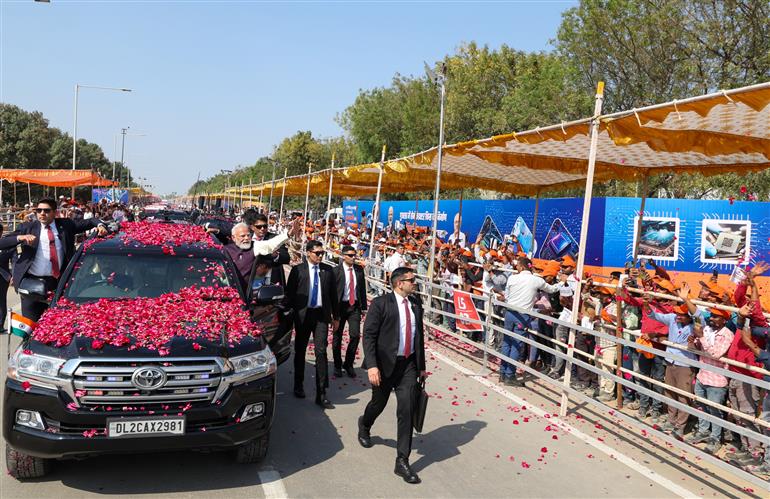 प्रधानमंत्री श्री नरेन्द्र मोदी का 28 फरवरी, 2026 को गुजरात के साणंद पहुंचने पर लोगों ने उत्साह के साथ स्वागत किया।