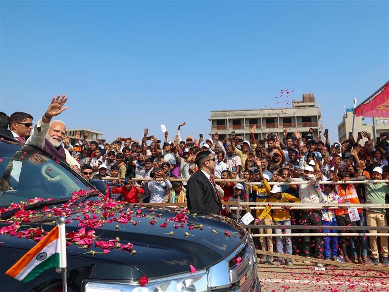 प्रधानमंत्री श्री नरेन्द्र मोदी का 28 फरवरी, 2026 को गुजरात के साणंद पहुंचने पर लोगों ने उत्साह के साथ स्वागत किया।