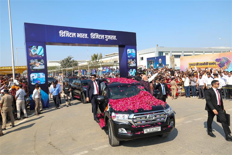 प्रधानमंत्री श्री नरेन्द्र मोदी का 28 फरवरी, 2026 को गुजरात के साणंद पहुंचने पर लोगों ने उत्साह के साथ स्वागत किया।
