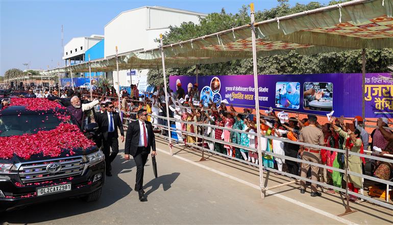 प्रधानमंत्री श्री नरेन्द्र मोदी का 28 फरवरी, 2026 को गुजरात के साणंद पहुंचने पर लोगों ने उत्साह के साथ स्वागत किया।